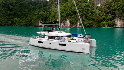 52ft Lagoon yacht BLUE MOON — exterior