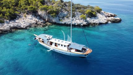 81ft Custom Line yacht COSMOS — exterior