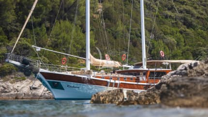 105ft Custom Line yacht KADENA — exterior