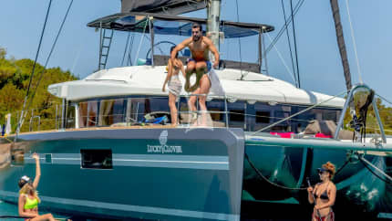 52ft Lagoon yacht LUCKY CLOVER — exterior