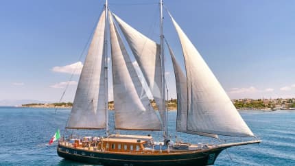98ft Custom Line yacht MYRA — exterior