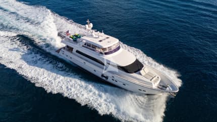 91ft Horizon yacht PILOT LOUNGE — exterior