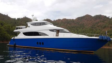 80ft HATTERAS yacht TOP SHELF u2014 exterior