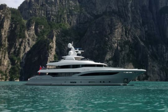 APOSTROPHE – 130 Ft. (39.7m) Hakvoort – MAJOR PRICE REDUCTION