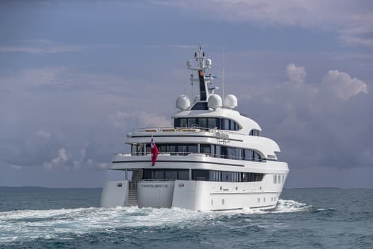 Luxury motor yacht underway at sea | Moran Yacht & Ship