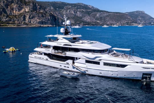 Luxury super yacht ENTOURAGE Admiral 46m for sale