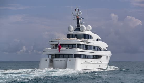 Luxury motor yacht underway at sea | Moran Yacht & Ship