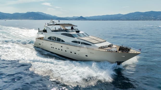 98ft Azimut yacht ACCAMA DELTA u2014 exterior
