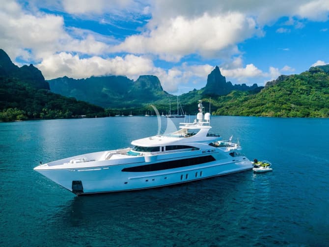 157ft Oceanfast yacht BIG SKY — exterior