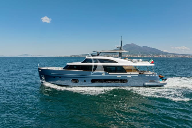 83ft Azimut yacht BLUE EYES — exterior