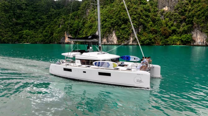 52ft Lagoon yacht BLUE MOON — exterior