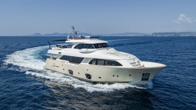 GIADA 86ft FERRETTI CUSTOM LINE luxury yacht for sale - photo