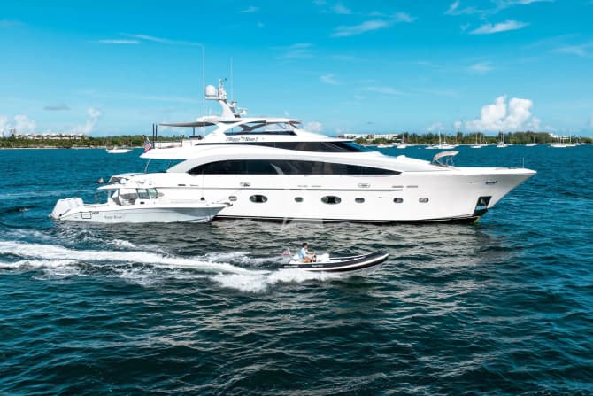 110ft Horizon yacht HAPPY HOUR — exterior