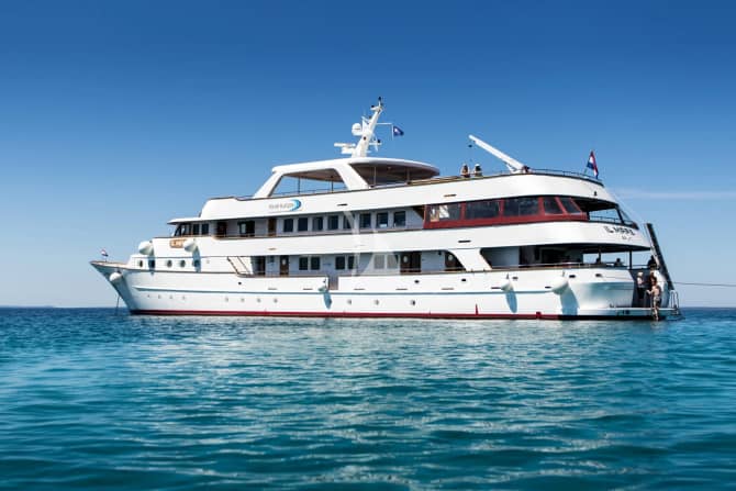 157ft Custom Line yacht IL MARE — exterior