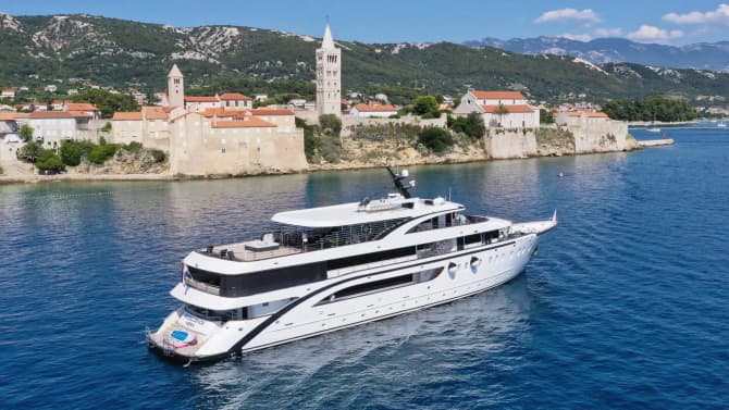 158ft Custom Line yacht NERA EXCELLENCE — exterior