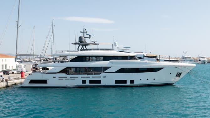 WILLPOWER 121ft FERRETTI CUSTOM LINE luxury yacht for sale - photo
