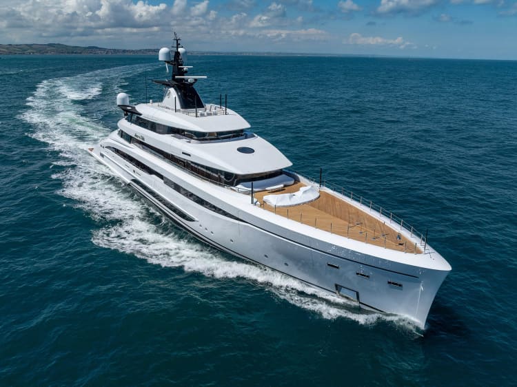 AMOR à VIDA Yacht Charter